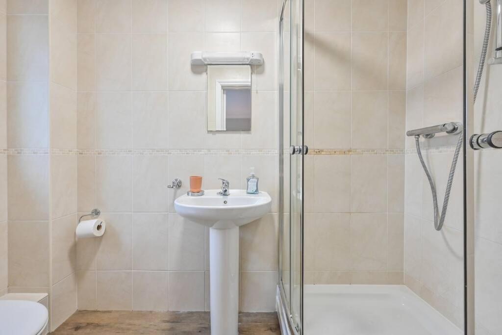 Spacious Sandbanks Apartment Near Beach And Bars With Free Parking Пул Екстериор снимка