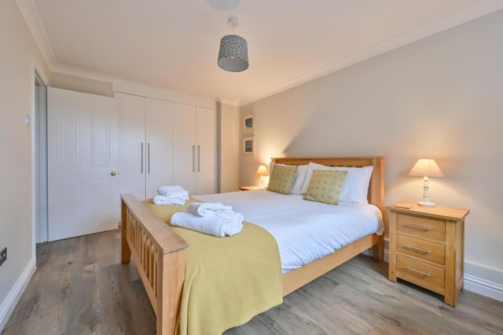 Spacious Sandbanks Apartment Near Beach And Bars With Free Parking Пул Екстериор снимка