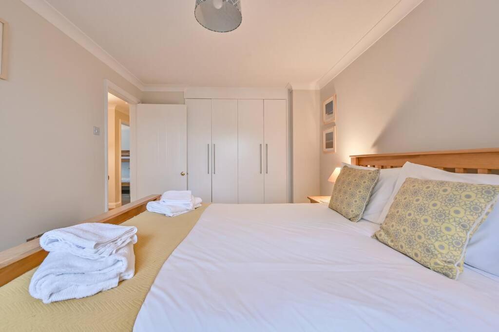 Spacious Sandbanks Apartment Near Beach And Bars With Free Parking Пул Екстериор снимка
