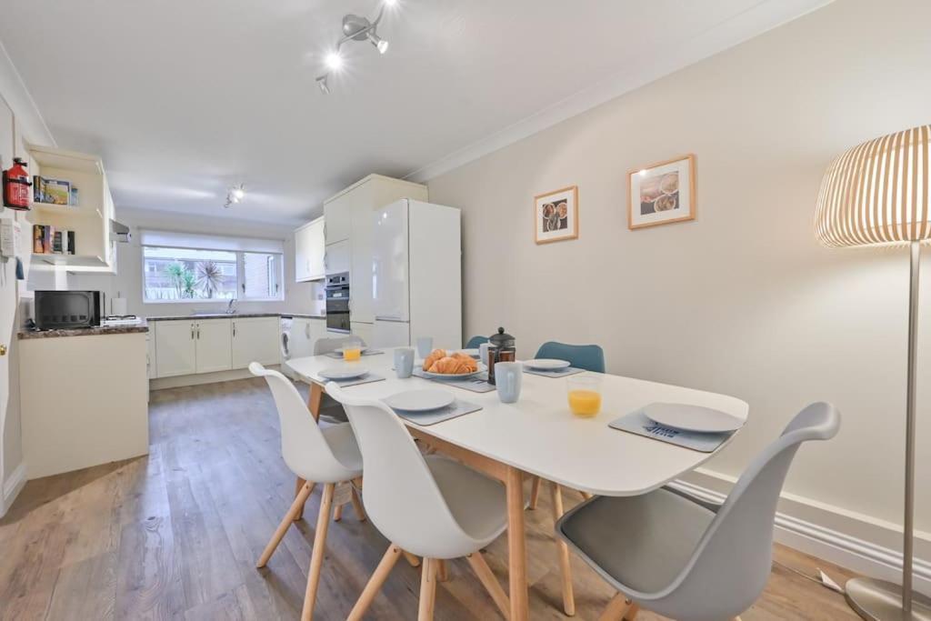 Spacious Sandbanks Apartment Near Beach And Bars With Free Parking Пул Екстериор снимка