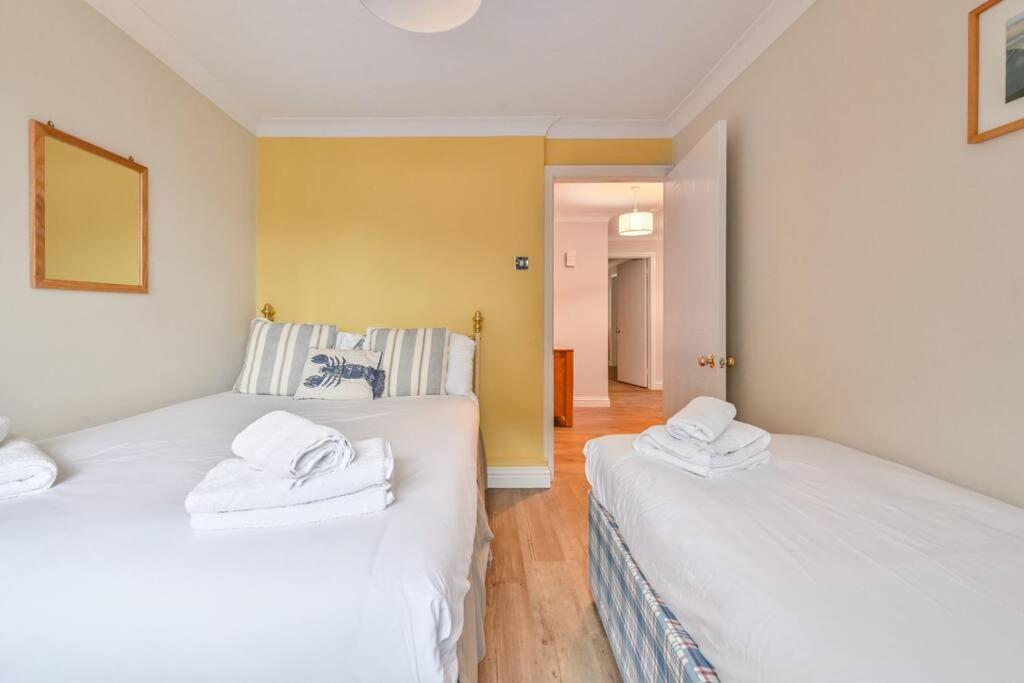 Spacious Sandbanks Apartment Near Beach And Bars With Free Parking Пул Екстериор снимка
