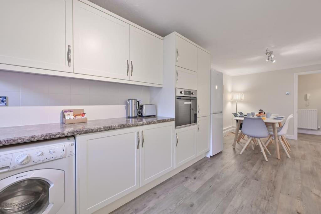 Spacious Sandbanks Apartment Near Beach And Bars With Free Parking Пул Екстериор снимка