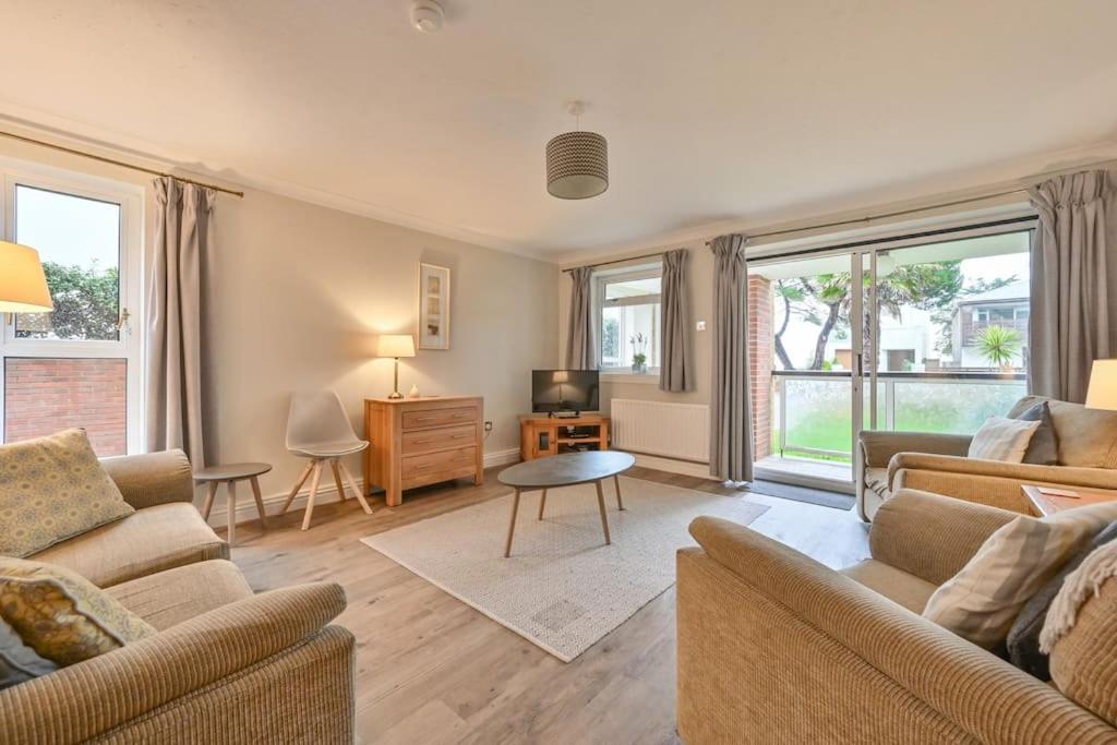 Spacious Sandbanks Apartment Near Beach And Bars With Free Parking Пул Екстериор снимка