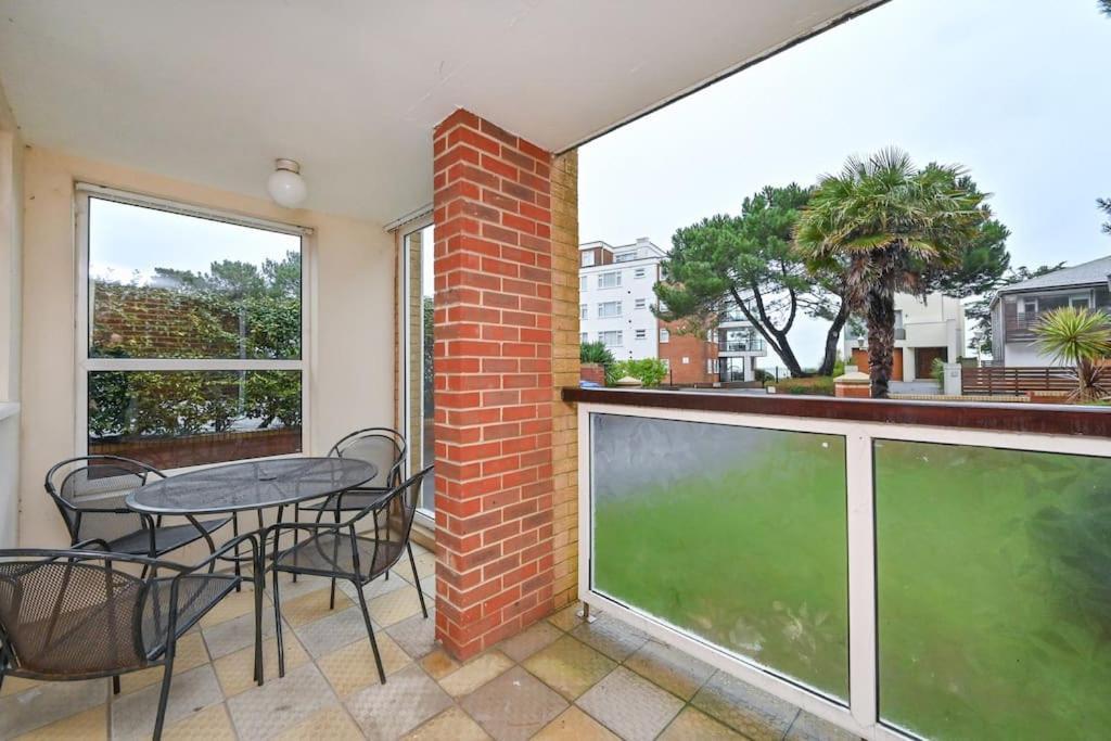 Spacious Sandbanks Apartment Near Beach And Bars With Free Parking Пул Екстериор снимка
