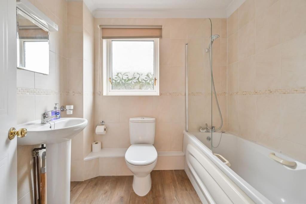 Spacious Sandbanks Apartment Near Beach And Bars With Free Parking Пул Екстериор снимка