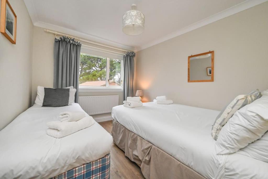 Spacious Sandbanks Apartment Near Beach And Bars With Free Parking Пул Екстериор снимка